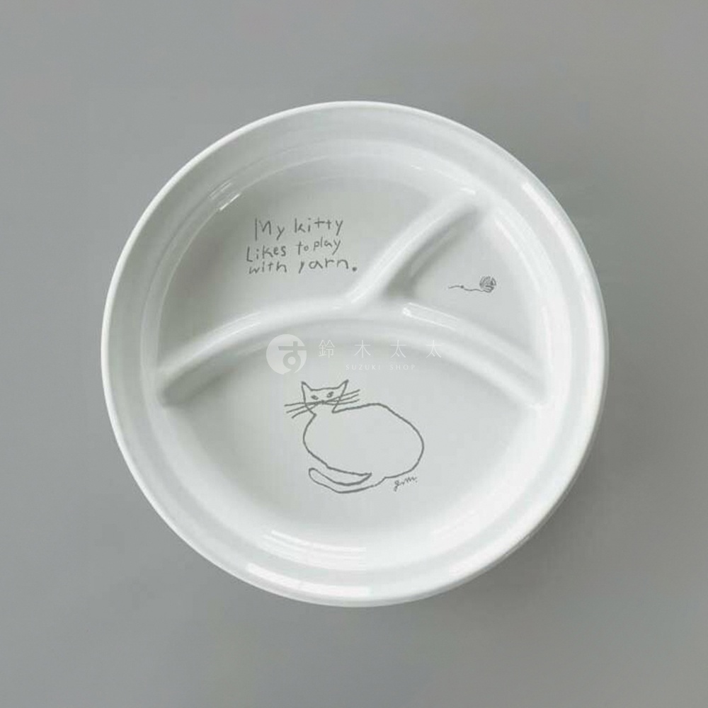 白色的圓形琺瑯分隔餐盤，有三個隔層，上面印有手繪風格的貓圖案，並寫有英文「My kitty likes to play with yarn.」。