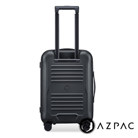 這是一個黑色硬殼的 AZPAC 20 吋前開口煞車行李箱，採用直立視角呈現。行李箱正面設計有橫向的細條紋凹槽，中央印有品牌標誌，並配備了兩根拉桿，底部設有滾輪。右下角則標示了 AZPAC 的品牌名稱。