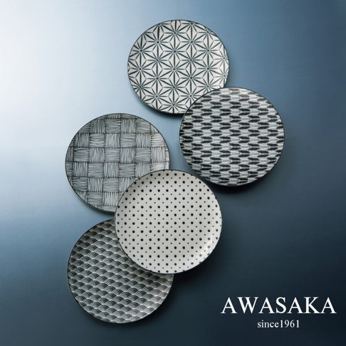 KOMON 和風料理盤五入組，展示五款不同黑白幾何圖案的圓盤，包括六角星、編織紋、點點、鋸齒紋及波浪紋。