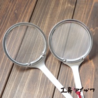 兩個銀色不鏽鋼萬用撈泡勺，帶有細網篩網，放在木紋背景上。