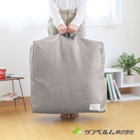 一個淺灰色、帶有提把的方形棉被收納袋，材質為亞麻混紡，正面角落有一個標籤，上面寫著「Pally Pally Vintage」。