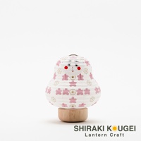 白色紙質達摩不倒翁迷你裝飾提燈，表面印有粉紅色格紋花朵圖案與金色圓形裝飾，臉部繪有卡通風格的眼睛、鼻子及嘴巴，底部為圓形木質底座。