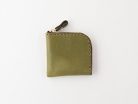 橄欖綠皮革製成的 L 形零錢包，配有金色拉鍊和皮革拉環，採用手工縫線裝飾。