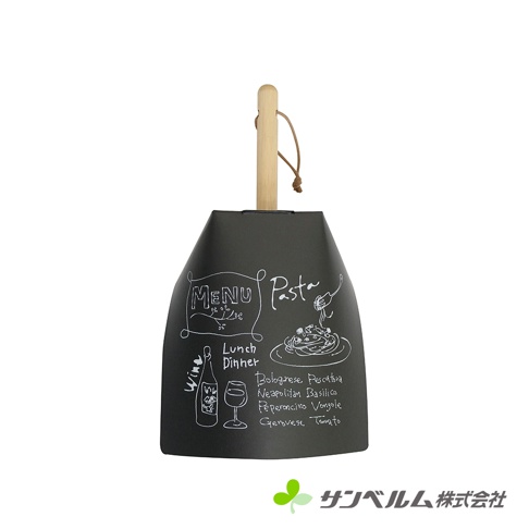 這款黑色的桌面清潔畚箕具備獨特的設計，表面印有義式餐廳風格的白線插畫與菜單字樣，包含 Pasta、Menu、Lunch、Dinner 及多種義大利麵口味，頂部附有一個木質握柄與掛繩，外觀簡約且帶有裝飾性。