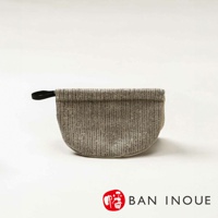 Tricot 棉麻防燙鍋套，織紋為米白色與細緻的灰色線條交織，底部呈半圓弧形，一側有黑色織帶提環。