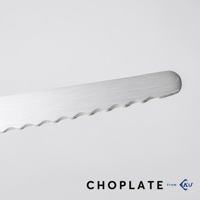 CHOPLATE KNIFE 兩用砧板盤專用刀，展示其不銹鋼材質、鋸齒狀刀刃的細節，刀面帶有拉絲紋理，刀尖處為圓弧形設計。