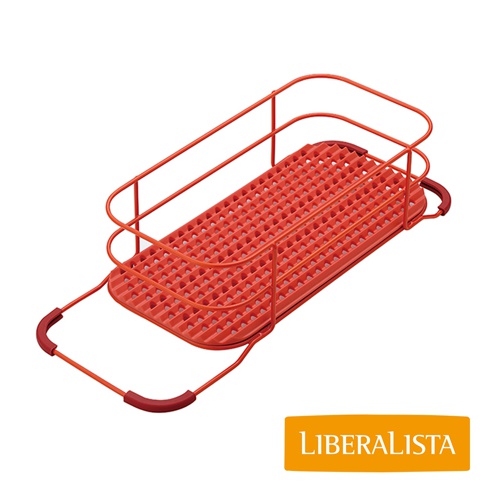 LIBERALISTA 品牌的水槽多功能瀝水籃架，橙紅色金屬材質，帶有網狀瀝水盤和護欄。