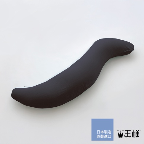 王樣兒童抱枕，黑色，柔軟親膚材質，呈彎曲的香蕉狀，適合兒童倚靠或玩耍。