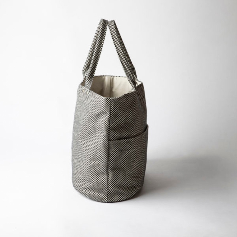 三河木綿刺子織大開口托特包，灰白色細小格紋圖案，配有雙提把，側面有口袋，內裡為米白色。