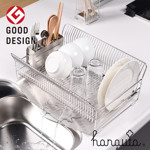 不鏽鋼碗碟架，附有可分離的瀝水盤，架上擺放著白色碗盤、玻璃杯及木製餐具，整體為銀色金屬材質。