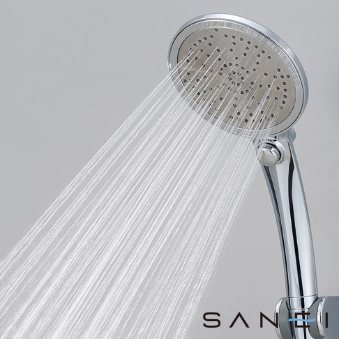 一個金屬質感的圓形三榮品牌蓮蓬頭，正向下噴射出均勻強勁的水柱，背景為淺灰色。