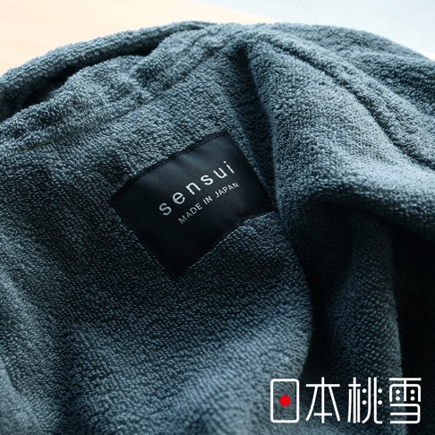 深灰色毛圈織物浴袍，帶有黑色品牌標籤，標有「sensui MADE IN JAPAN」。
