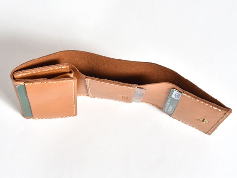 淺棕色皮革製成的手工三折迷你短夾，內部有卡槽，其中一個卡槽插入了一張VISA信用卡。