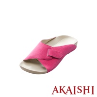 一隻鮮豔粉紅色的指壓彈性室內拖鞋，鞋面為絨布材質，附有可調節的魔鬼氈袢帶，鞋墊為米白色，鞋底為淺棕色。