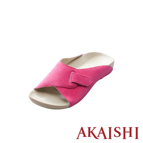 一隻鮮豔粉紅色的指壓彈性室內拖鞋，鞋面為絨布材質，附有可調節的魔鬼氈袢帶，鞋墊為米白色，鞋底為淺棕色。