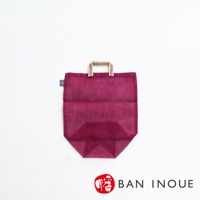 一個紫紅色的提把蔬果透氣收納袋，材質為網布，底部有折疊設計，提把為編織材質。