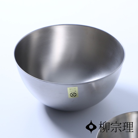 一個銀色不鏽鋼製的圓形調理盆，盆面光滑，盆邊緣有標籤，背景為白色。