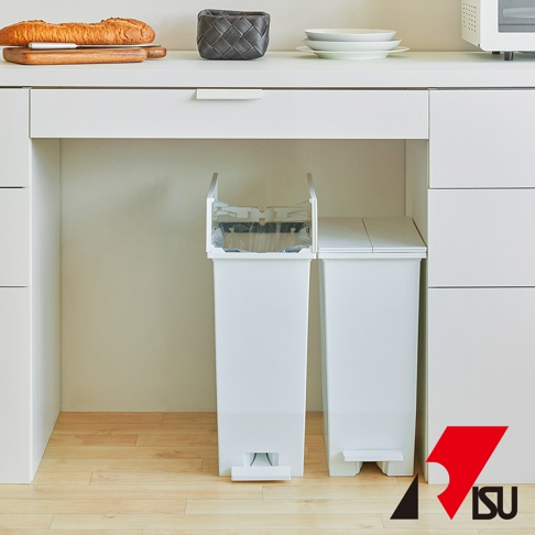 白色SOLOW踩踏對開分類垃圾桶，兩側設有腳踏板，上方皆有掛架，其中一個垃圾桶內裝有透明垃圾袋。