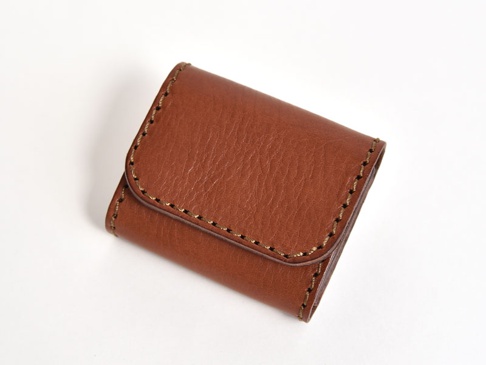 職人手作皮革雙折收納零錢包 (KK-3)，採用溫暖的棕色皮革製成，表面有細緻的縫線裝飾，整體呈現簡約復古的風格。