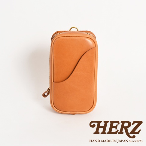 日本HERZ職人手作皮革兩用直立型斜背包，黃褐色軟皮革材質，簡約設計，上蓋有弧形口袋，品牌標誌印製在圖片下方。