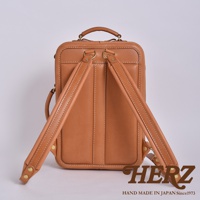 職人手作皮革兩用商務後背包 R-33，淺棕色皮革，背面視角，展示背包的皮革材質、縫線細節、可調節肩帶及頂部提把。