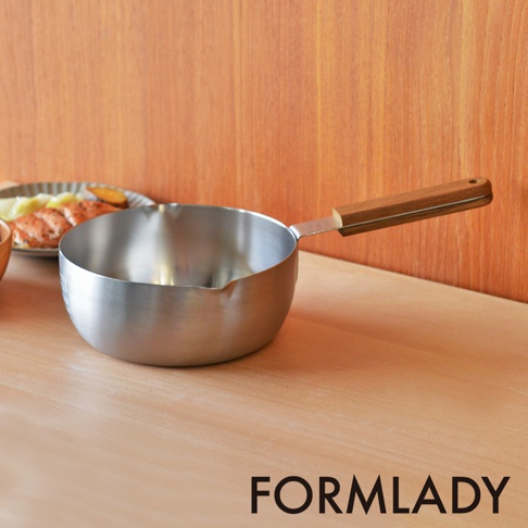 小泉誠 ambai 日製雪平鍋，18cm，18-8不鏽鋼鍋身，配有木質手柄，鍋身呈現銀色金屬光澤。