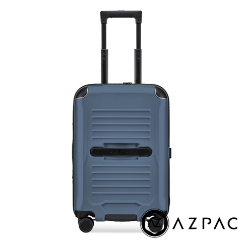 這是一款藍色的AZPAC Trucker 3.0行李箱，外觀採用帶有水平紋路的硬殼設計，配備黑色伸縮拉桿、靜音輪組以及品牌LOGO標誌，整體風格簡約現代，呈現出堅固耐用的質感。