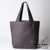 一件深灰色三河木綿刺子織大容量托特包，包身有橫向縫線，右下角有品牌標誌。