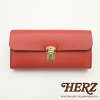 紅色的職人手作皮革長夾，配有金色金屬插銷鎖扣，簡潔的設計展現皮革紋理。