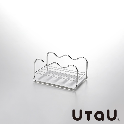 銀色不鏽鋼製的多功能萬用瀝水支架，具有波浪狀的支撐架和條狀瀝水層，可放置鍋蓋、砧板或餐具，下方有白色底座。