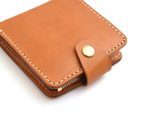 職人手作皮革Titi wallet二合一可拆式短夾 (WS-9)，展示一個駝色皮革短夾，搭配金色按扣和拉鍊，縫線清晰，質感良好。
