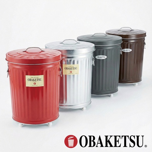 OBAKETSU 品牌手工製附輪垃圾桶，一字排開展示紅、銀、灰、咖啡色四種顏色，桶身印有品牌標籤。