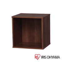 深棕色木紋立方體組合收納櫃，具有開放式儲物空間，簡約設計。