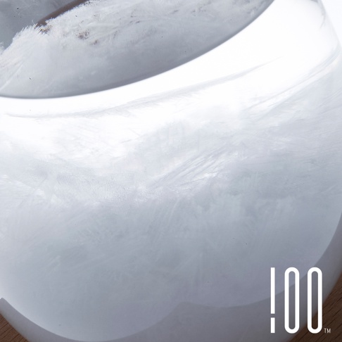 Tempo Drop 天氣瓶(大)的玻璃瓶壁上佈滿結晶狀的白色霜紋，部分區域呈現透明，底部可見木製底座的紋理。