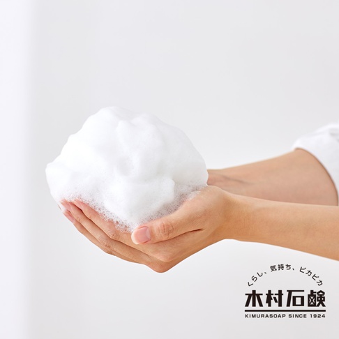 雙手捧著大量細緻豐盈的白色泡沫，泡沫質地柔軟，呈現蓬鬆感。背景為純白色。