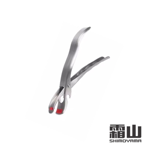 304不鏽鋼製防燙取碗夾，設有紅色防滑握柄，夾口設計可穩固夾取碗盤。