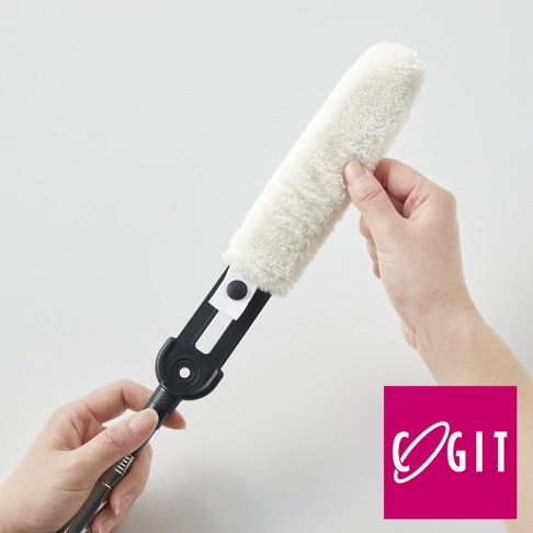 COGIT 伸縮式冷氣出風口除塵縫隙清潔刷，白色絨毛刷頭搭配黑色手柄，由雙手持握展示，右下角有品牌 Logo。