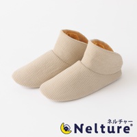 一雙淺米色、帶有網格紋理的保暖腳踝室內拖鞋，內裡為絨毛材質。