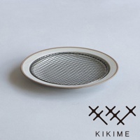 美濃燒瀝油餐盤，陶瓷盤身為淺米色，內嵌黑色金屬網篩，盤緣帶有明顯的陶土原色。