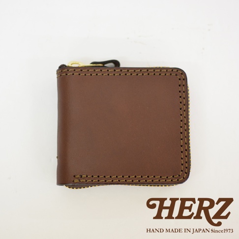 日本HERZ職人手作皮革全包式拉鍊短夾，採用深棕色Latigo軟皮革，正面具備質感細膩的車縫線工藝，配有金色拉鍊，整體呈現日式簡約的精緻質感。