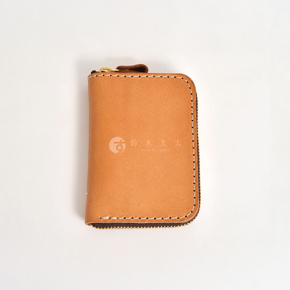 職人手作淺棕色皮革多用途收納鑰匙包，圓角設計，配有金色拉鍊和棕色皮革拉頭，車縫線清晰。