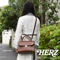 日本HERZ手工皮革多功能收納單肩包，使用Latigo牛皮革製成，設計簡約，適合手提、肩背或斜背，可收納長夾及A5尺寸物品。