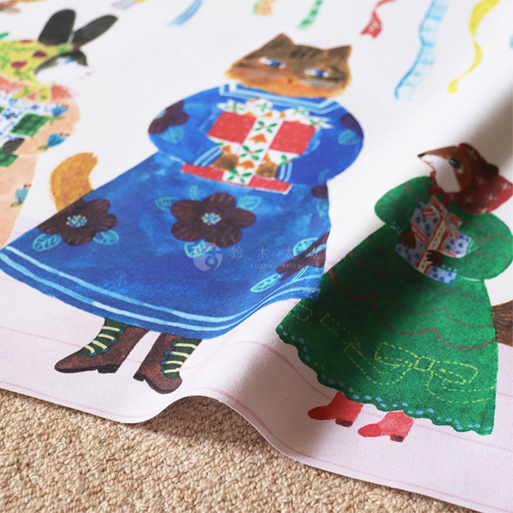 無框帆布藝術海報，描繪兩隻擬人化的動物，一隻貓穿著藍色印花洋裝，另一隻狐狸穿著綠色洋裝，皆手持禮物，背景有彩色飄帶，整體風格溫馨可愛。