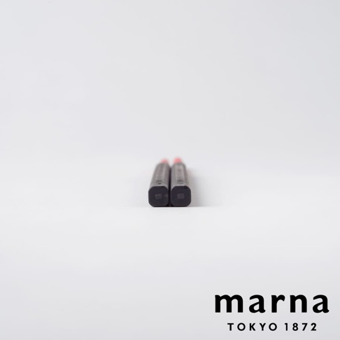 marna TOKYO 1872 標誌旁，兩支深色矽膠筷子並排擺放，筷子頂部帶有紅色細節。