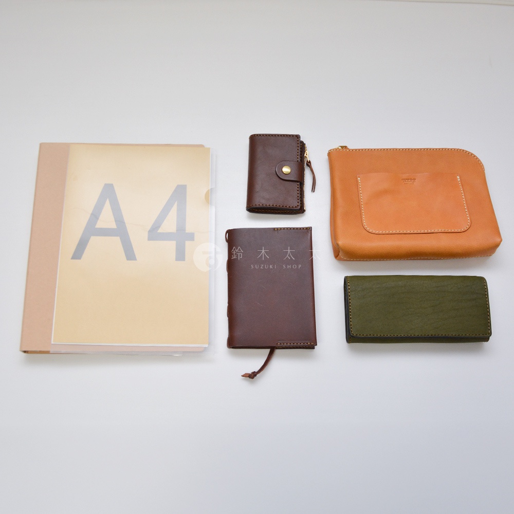 皮革A4文件夾、側背包、錢包和筆記本，在白色背景上俯視。