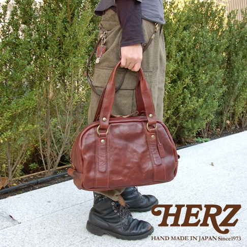 職人手作皮革迷你波士頓包，採用水洗加工處理，呈現自然的復古色澤，搭配金屬五金配件，質感十足。