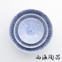 三個疊放的波佐見燒小碗，均為白色陶瓷，飾有藍色細緻的十草紋。