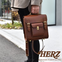 職人手作棕色皮革迷你後背包，學院風格設計，配有金屬扣環和兩個前袋，皮革材質，質感良好。