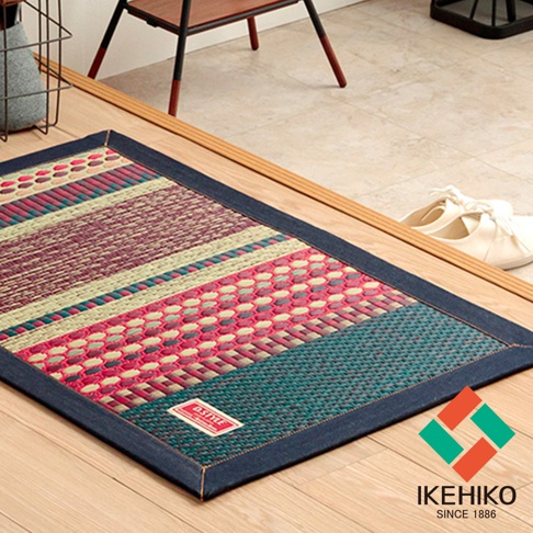 RALPH 藺草和風居家地墊，採用多種顏色編織，包含深藍色、粉紅色、綠色和米色，帶有條紋和菱形圖案，四周以深藍色布邊包覆。