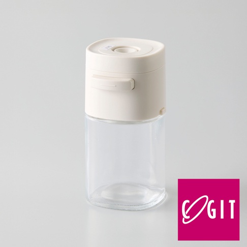 一個米白色塑膠蓋與透明玻璃瓶身的定量灑鹽罐，瓶蓋上印有「SALT」字樣，側邊有按壓開關。